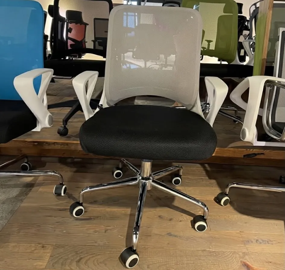 Chaise KB-2028, structure blanche ; matériau du dossier : gris ; matériau de l'assise : pieds électroplaqués noirs.1/PCS