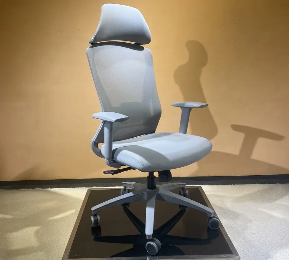 Chaise KB-8939 : Structure grise, matériau du dossier gris ; matériau de l'assise gris ; accoudoirs 3D gris ; pieds en nylon gris. 1/PCS