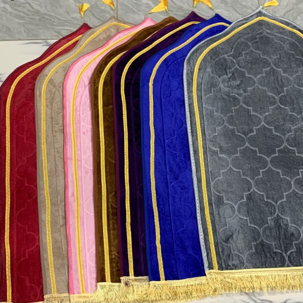 08 Tapis de prière à motif de pagode et fils dorés 70*110